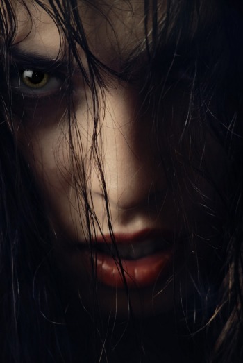 Фотография девушки вампира